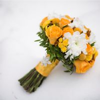 Желто-белый букет невесты из роз и астр 