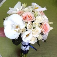 Букет невесты из розами и орхидеей Фаленопсис