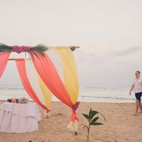 Свадебная церемония на берегу океана на острове Шри-Ланка