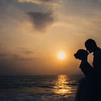 Свадебная фотосессия на берегу океана на острове Шри-Ланка. Закат силуэты