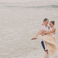 Свадебная фотосессия на берегу океана на острове Шри-Ланка.