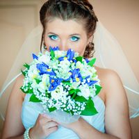 Невеста с букетом из голубых ирисов и белых эустом