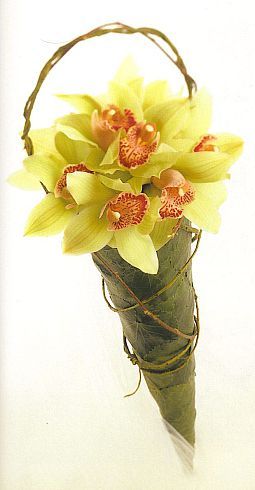 Креативный букет из зеленовато-желтой орхидеи - фото 1663531 Флорист Верещагина Ирина