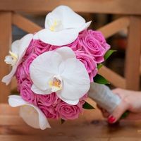 Нежный букет Невесты из розовых роз с белыми орхидеями