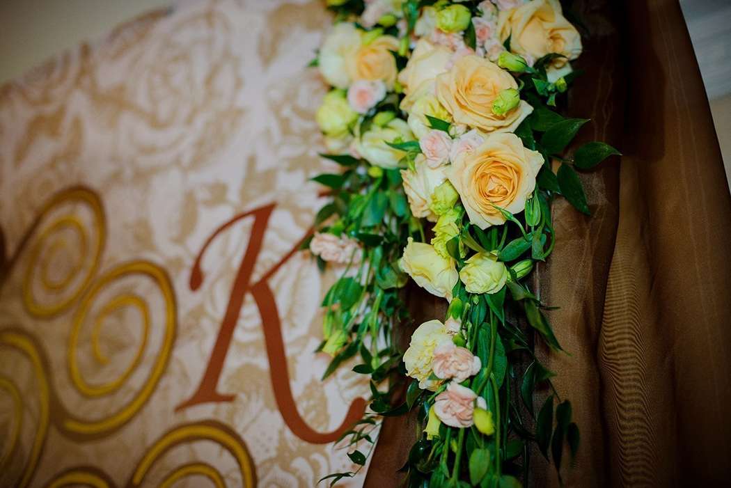 Оформление зоны молодоженов, классические тона, нежные кремовые розы. - фото 4216437 Студия декора Юлии Кириенко