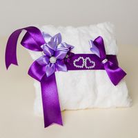 Меховая подушечка для колец с фиолетовым декором