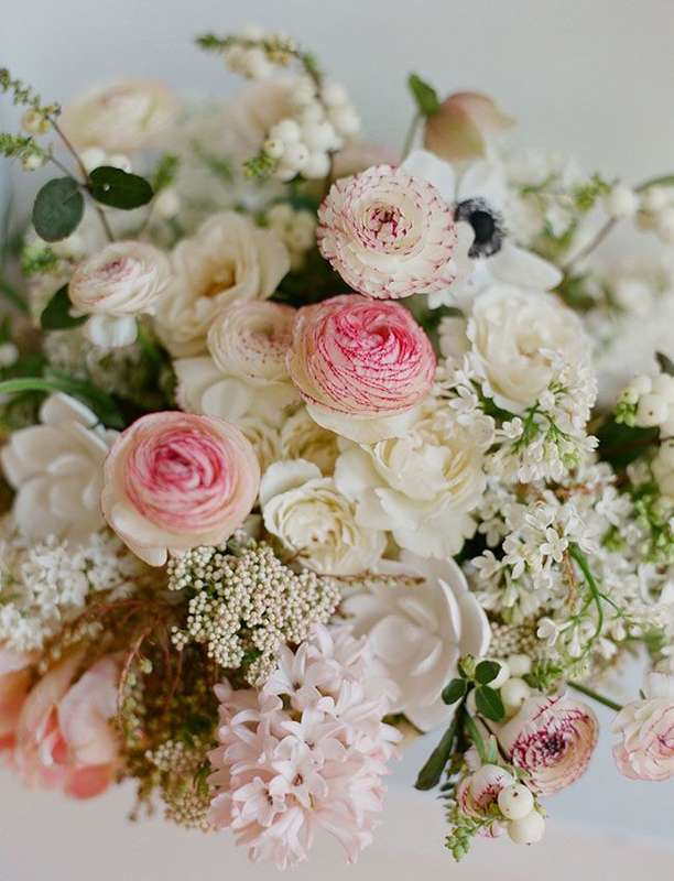 Букет невесты в стиле Шебби Шик из розовых и белых ранункулюсов, белой сирени и озатамнуса, белых ягод снежноягодника и роз - фото 1687433 Студия декора и флористики "Cappuchino"