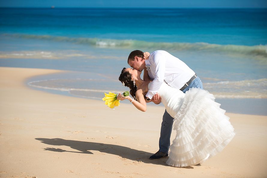 Международное брачное. Брачное агентство фото. Картинки для брачного агентства свадьба на пляже. Как одевают невесту на свадьбу в Тайланде.