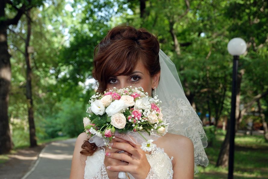 Букет невесты из розовых роз, белых эустом и гипсофилы, декорированный белым кружевом  - фото 1014375 Видеограф Ездаков Валерий Владимирович