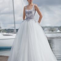 Libretto
Легкое пышное платье с  U-образным вырезом и тонкими лямочками. Юбка платья выполнена из множества слоев мягкого английского фатина. Верх платья оформлен необычным кружевом лавандового цвета, а так же вручную расшит  матовым стеклярусом, изящными