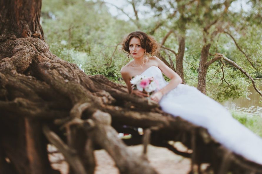 Невеста в белом длинном платье лежит на ветке дерева - фото 3131451 Свадебный стилист Баженова Женя