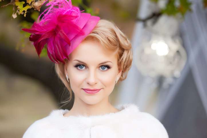 На голове невесты высокая розовая шляпка с декором из перьев - фото 1718395 Свадебный стилист Парубоча Ольга