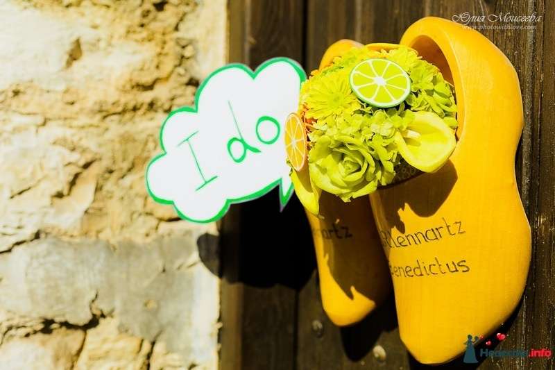 Желтые деревянные башмаки с букетом зеленых декоративных цветов и  табличка с надписью "I do", для оформления свадебной фотосессии - фото 443580 AnneKa