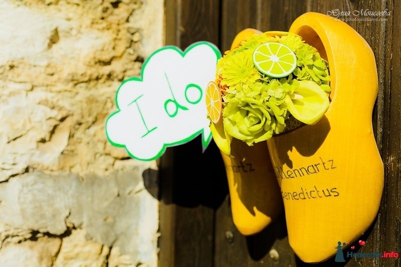 Желтые деревянные башмаки с букетом зеленых декоративных цветов и  табличка с надписью "I do", для оформления свадебной фотосессии - фото 443580 AnneKa