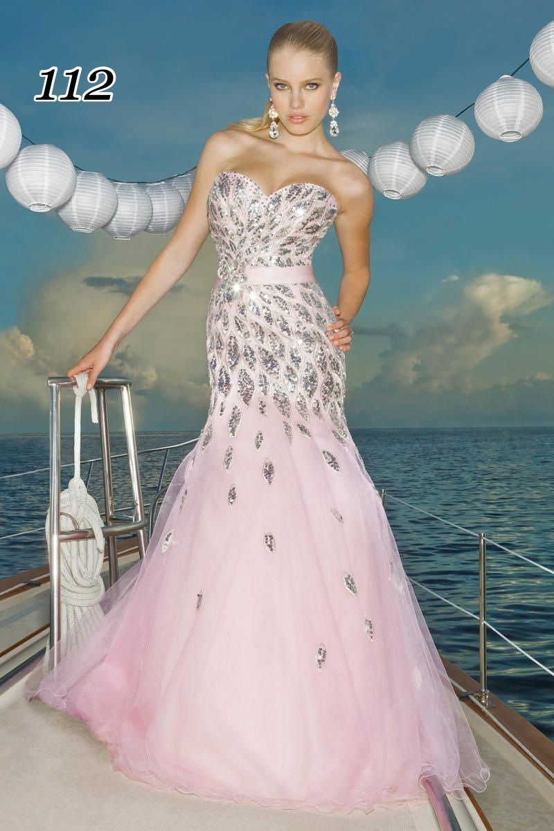 Подружка невесты в длинных серьгах в длинном пол открытом платье "русалка" из прозрачной розовой ткани с серебристыми лепестками, - фото 2564349 Прокат дизайнерских платьев - "Аренда Бренда"