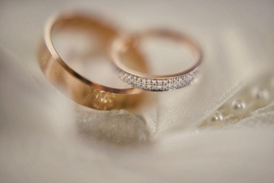 Обручальные кольца, одно из которых с драгоценными камнями на белом фоне. - фото 2226090 Фотограф Горбачева Алена