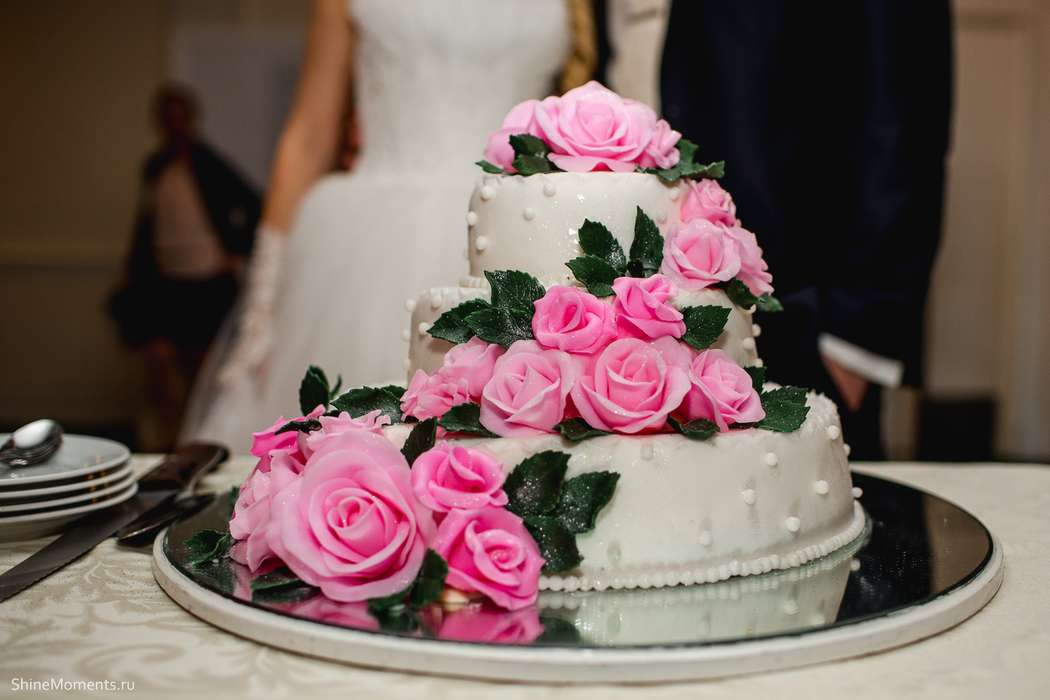 Белый свадебный торт, украшенный розовыми розами сделанными с мастики.  - фото 2792157 AnnAndreeva