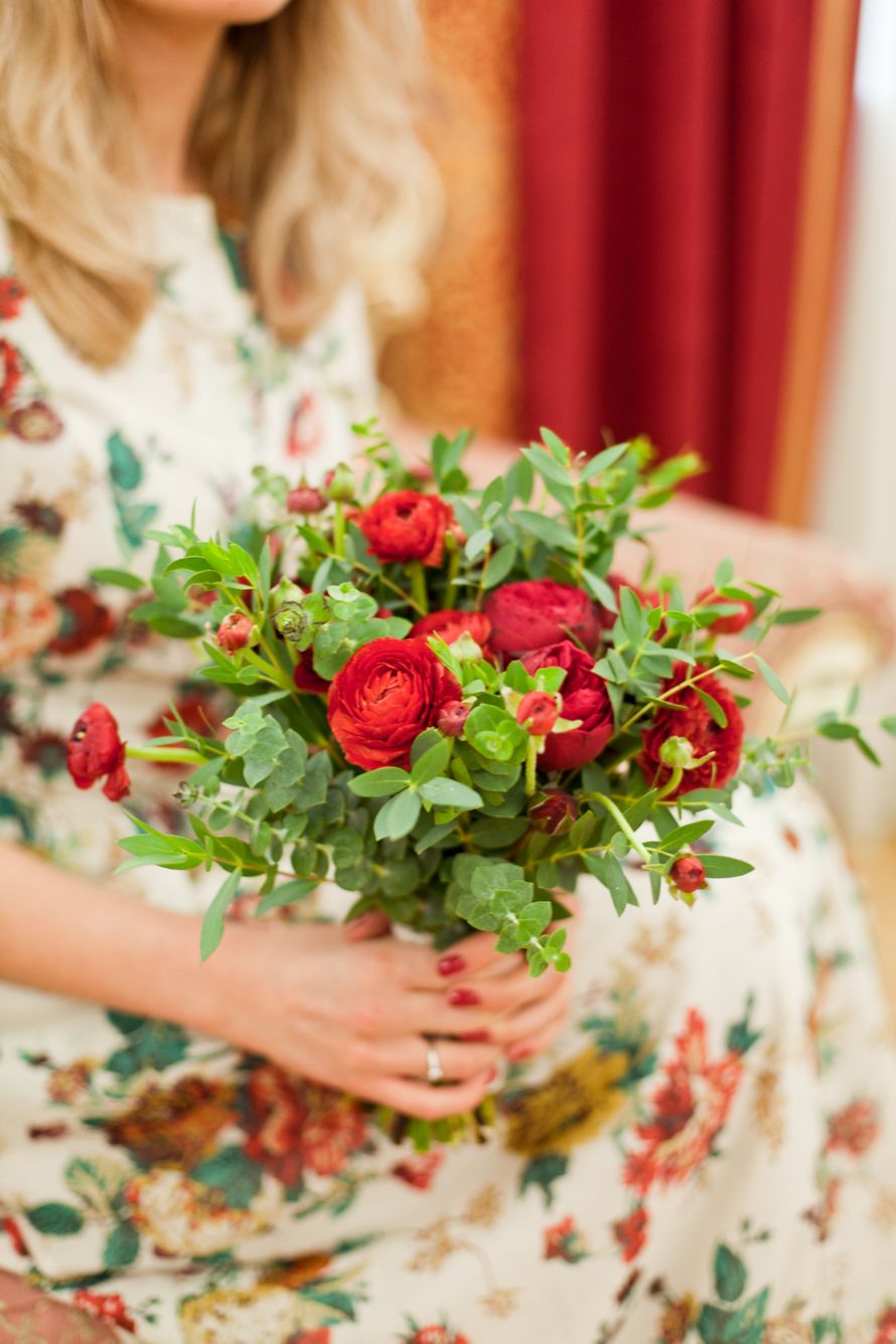 Букет невесты в стиле бохо из красных роз, ранункулюсов и зеленого эвкалипта  - фото 1775149 Teplo Event Bureau