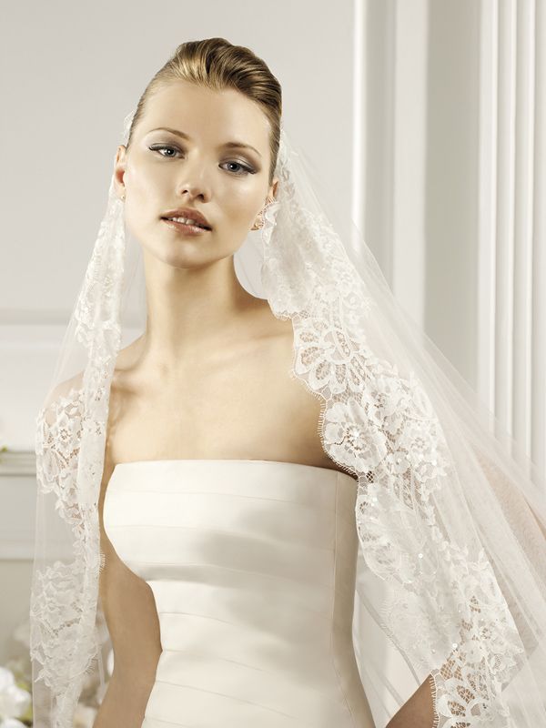 Волосы невесты покрывает белая фата с широким кружевным краем - фото 1950017 Салон для невест "BRIDAL"