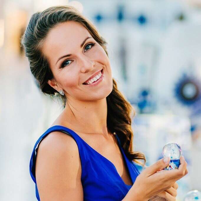 Девушка на свадебной церемонии в голубом платье с глубоким декольте, без рукав, на плече красиво лечат волосы - фото 3404823 Маруська-Маруська