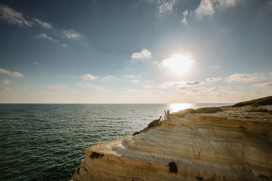 Жених и невеста, прислонившись друг к другу, стоят на пляже на фоне моря - фото 3404941 Маруська-Маруська