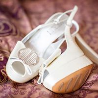 Белые туфли peep toe bow на высоком каблуке и скрытой платформе на покрывале темно-кремового цвета 