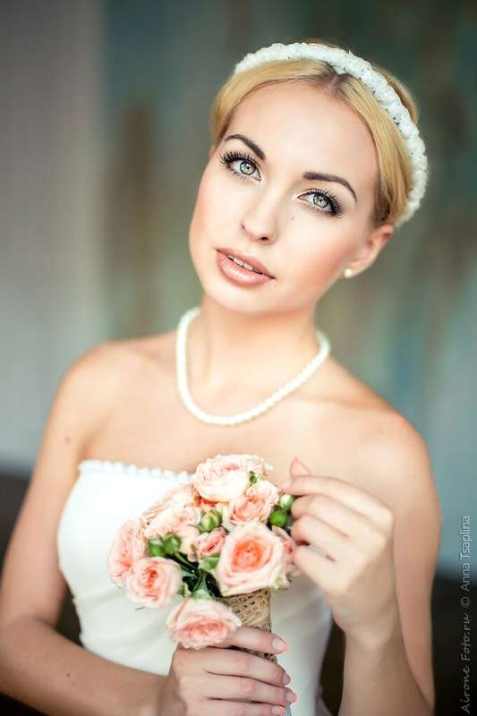 Невеста с прической из собранных волос, с классическим макияжем, на губах коричневая перламутровая помада - фото 3294803 Make-up artist к вашим услугам