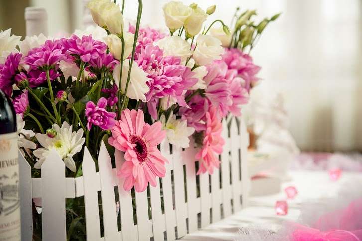Букет из розовых гербер, лиловых и белых хризантем, белых эустом. - фото 2650885 Свадебный дизайнер-организатор Татьяна Капкова
