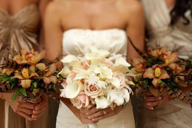 Нежный букет невесты из розовых роз, белых калл и астильбы - фото 2340012 Салон флористики Magique Fleur