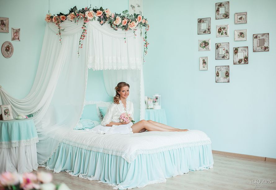 В голубой комнате на белой кровати, украшенной гирляндой из цветов, сидит невеста - фото 2769927 Фотограф Яна Мазулева