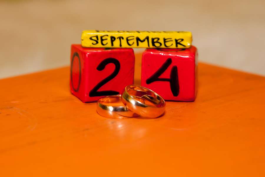 Золотые обручальные кольца, выполнены в классическом стиле  на фоне  даты свадьбы. - фото 2775455 Фотограф Кирилл Провоторов