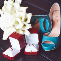 Бирюзовые открытые peep toe туфли невесты, букет бидермейер и свадебные кольца в коробочках от Cartier