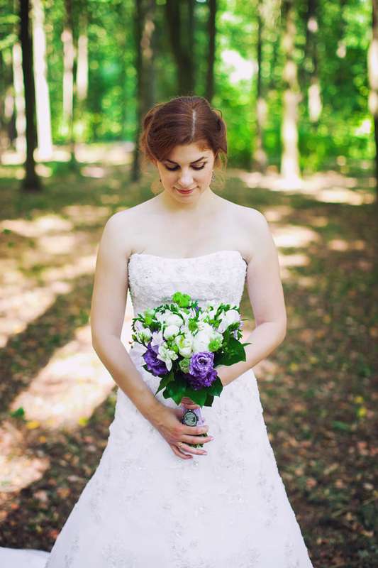 Невеста в классическом платье А-силуэта белого цвета из кружева расшитого бисером на лифе  - фото 3546053 montigomo