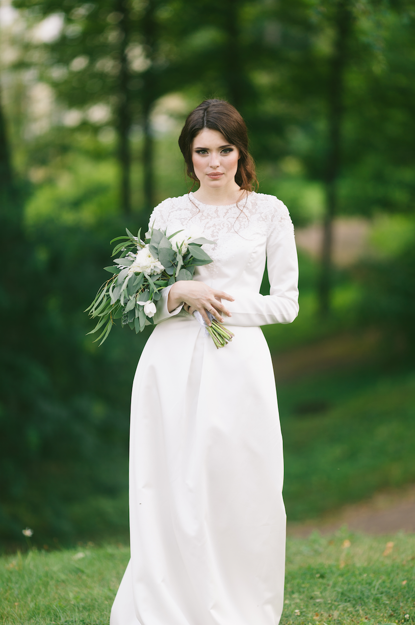 Невеста в белом длинном прямом закрытом кружевном платье с длинными рукавами с букетом цветов ретро стиля. - фото 2907167 Свадебное агентство "Wedkitchen"