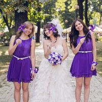 Невеста и подружки в сиреневых платьях в парке