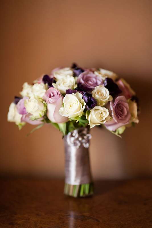Букет невесты из белых и розовых роз, фиолетовых эустом, декорированный сиреневой атласной лентой  - фото 1896507 Свадебная студия Ирины Гинзбург