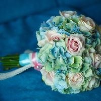 Букет невесты в розово-голубых тонах из роз и гортензий