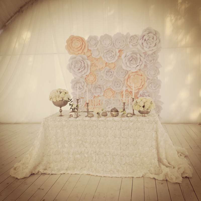Оформление стола молодых. Задник из бумажных цветов. - фото 7206128 Мастерская декора и флористики "Mi Amor"