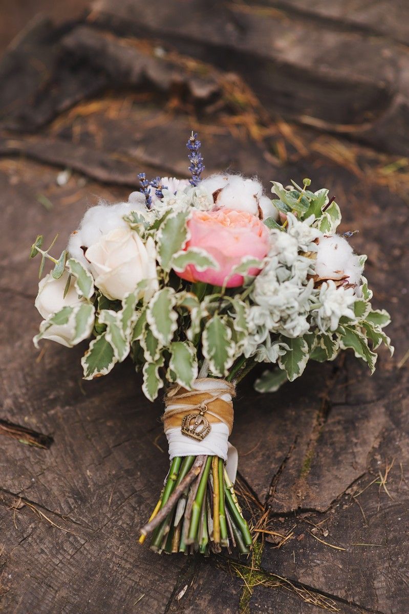 Букет невесты из белых и розовых роз, шалфея и зеленого лигуструма, декорированный железной брошью короной, белой и коричневой - фото 2343446 Мастерская по оформлению свадеб "Это Еще Цветочки"