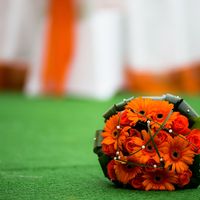 Букет невесты из роз и гербер для свадьбы в оранжевом цвете
