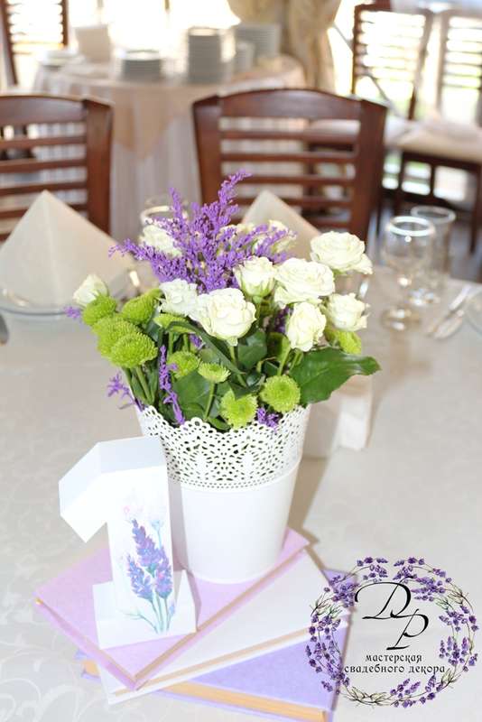 цветочная композиция и номер на  гостевом столе  - фото 3070383 Мастерская свадебного декора "Дюарен"