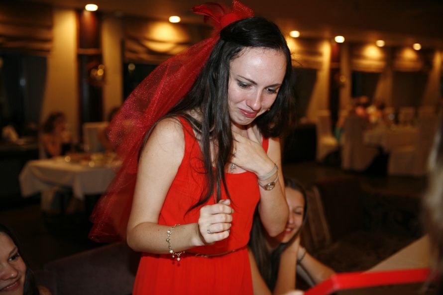 Будущая невеста в красном платье тематического стиля благодарит друзей. - фото 2918881 Ярослава Костина