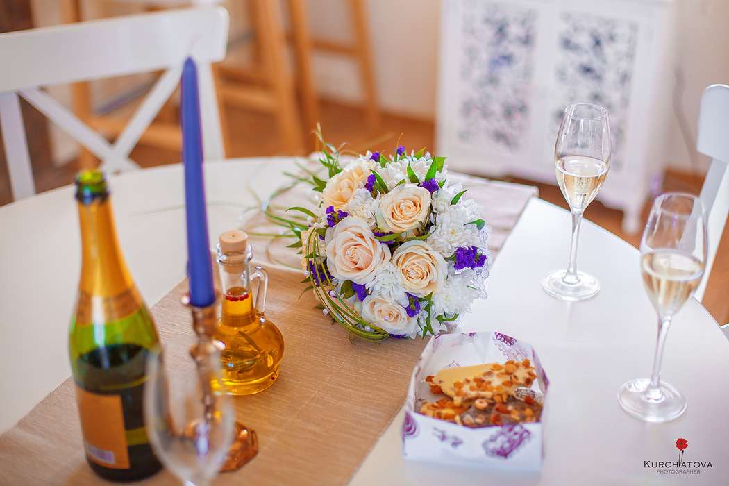 Букет невесты из оранжевых роз, белых хризантем и синих ирисов - фото 1933945 Фотограф Курчатова Алёна