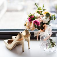 Туфли для невесты золотого цвета-металлик и свадебный букет