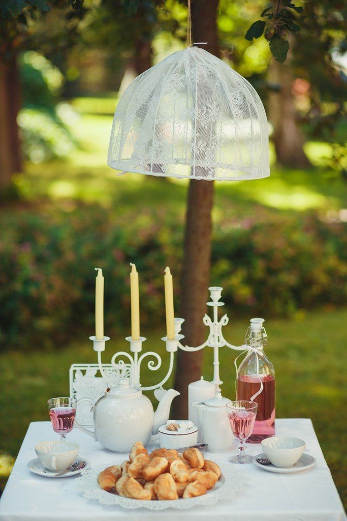 На фоне парковой зелени стоит маленький белый столик, на котором стоят свечи, бокалы и бутылка - фото 1960969 ШУРЫ-МУРЫ свадебное агентство