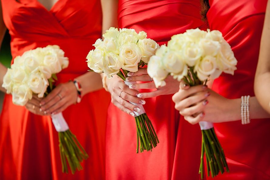 Букет невесты в красном платье