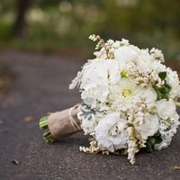 Белый букет невесты из роз, гортензий, астильбы и астр 
