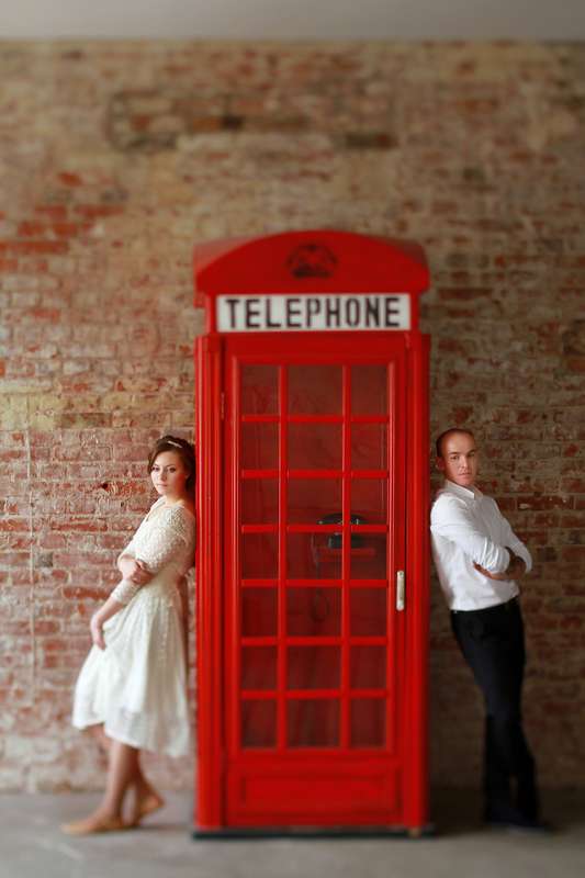 Невеста и жених возле английской красной телефонной будки - фото 2272444 Фотограф Кристина Мартин Гарсиа