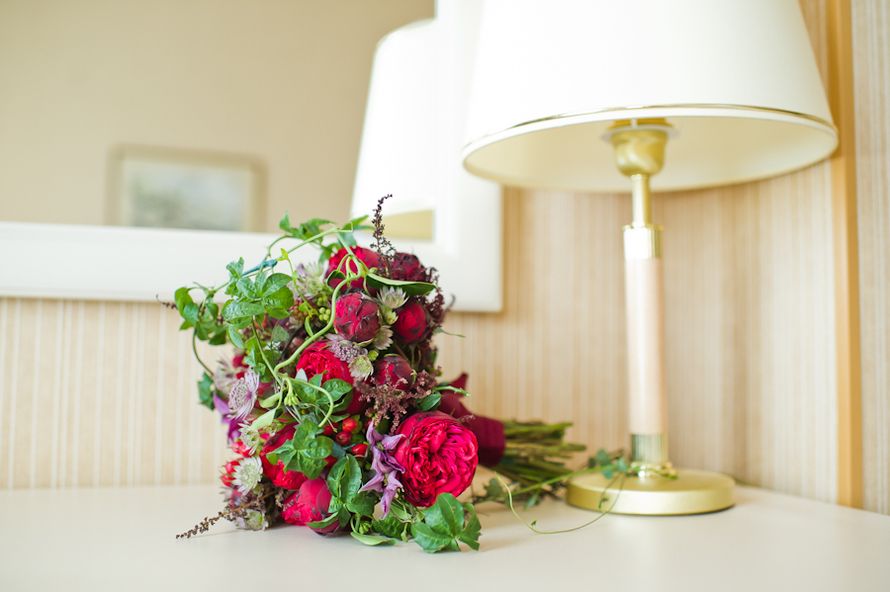Букет невесты из ярко-малиновых пионовидных роз, зелени, сиреневой асранции и красных ягод гиперикума, декорированный малиновой - фото 3336277 Ulenok