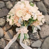 Букет невесты в розово-белых тонах и астр и роз